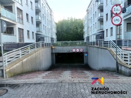 Miejsce postojowe + skrytka przy Rzeźniczaka 11B